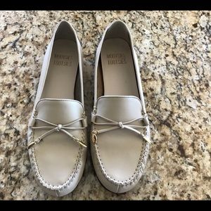 Brand new Mootsies Tootsies cream loafers